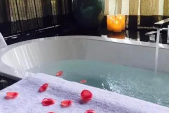 西安水疗池中的失重冥想：当身体学会漂浮